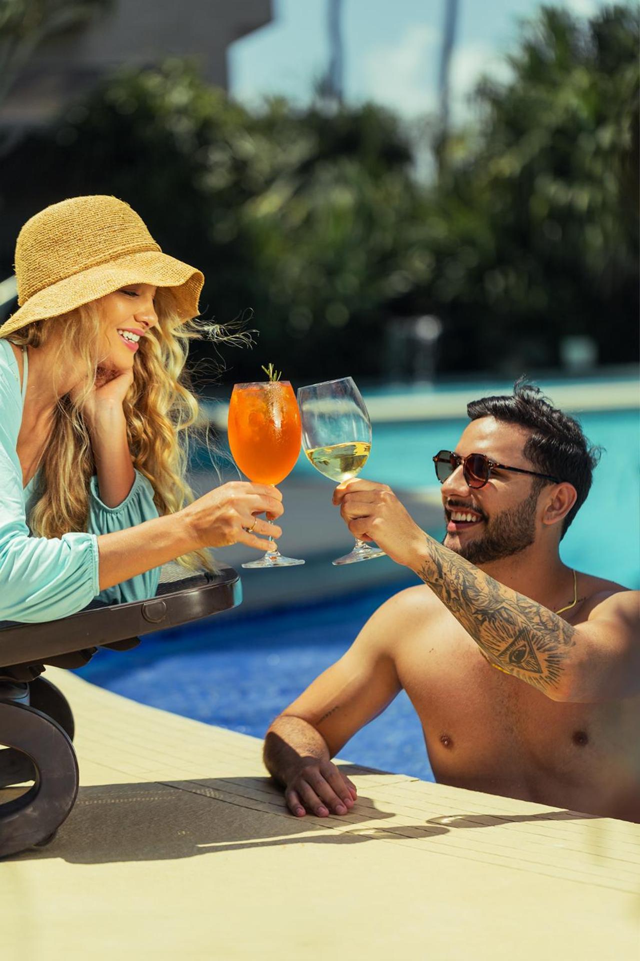 Ritz Lagoa Da Anta Hotel & Spa Maceió Eksteriør bilde A couple drinking Aperol Spritz and Hugo cocktails